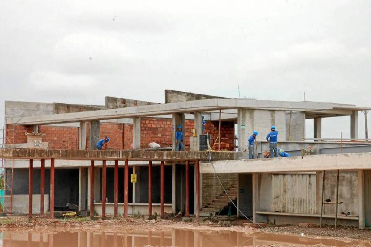 Por casi dos años esta inmensa estructura solo estuvo custodiada por un vigilante. Desde febrero de este año volvieron los trabajadores y los materiales a una obra que debió entregarse hace tres años. (Foto: Edgar Pernett/VANGUARDIA LIBERAL)