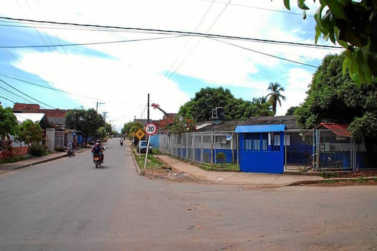 La comunidad educativa de la escuela Manuela Beltrán, sede del Colegio Camilo Torres, teme que debido a la alta velocidad que registra la vía aledaña a la institución, haya un hecho que lamentar. (Foto: Edgar Pernett/VANGUARDIA LIBERAL)