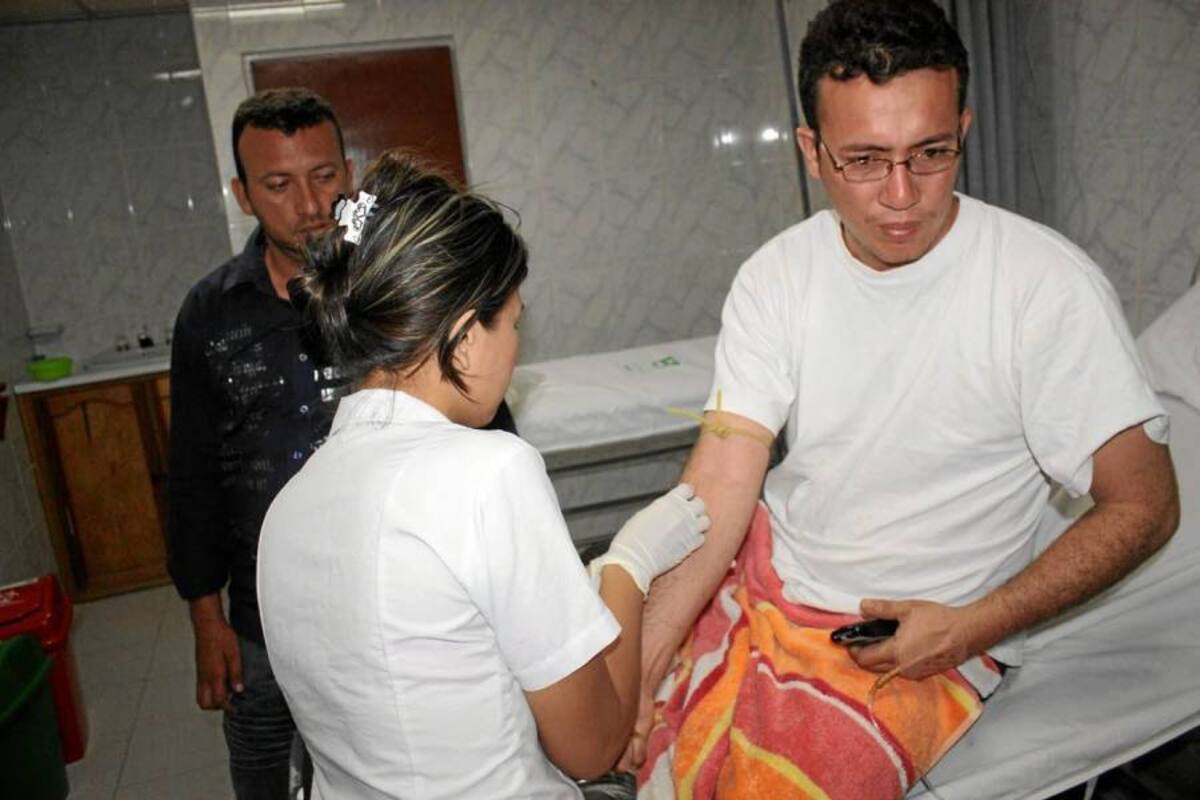 Héctor Torres, vigilante al servicio de una empresa contratista de Ecopetrol, se convirtió en el último afectado por la emergencia que la zona industrial de la estatal petrolera en el corregimiento El Centro. (Foto: Emmanuel Pérez Ortegón/VANGUARDIA LIBERAL )