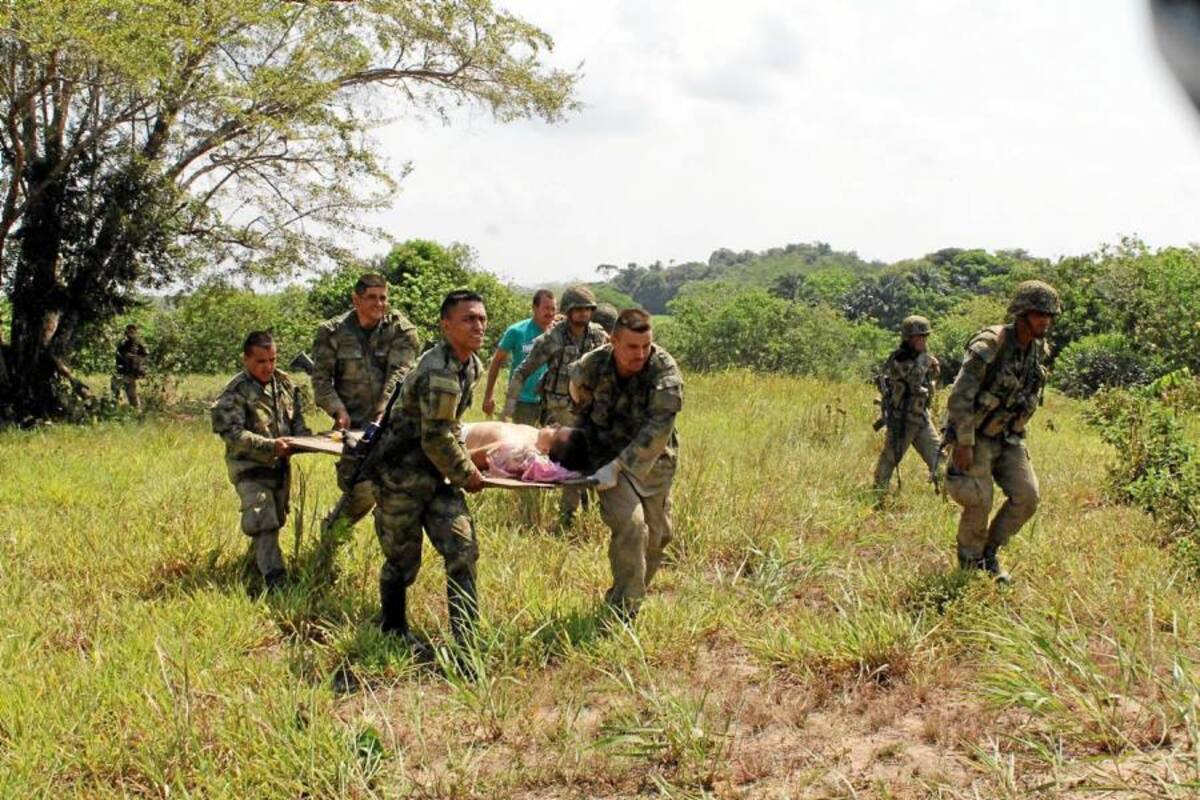 El Ejército le brindó los primeros auxilios a uno de los capturados que resultó herido. (Foto: Suministrada/VANGUARDIA LIBERAL)