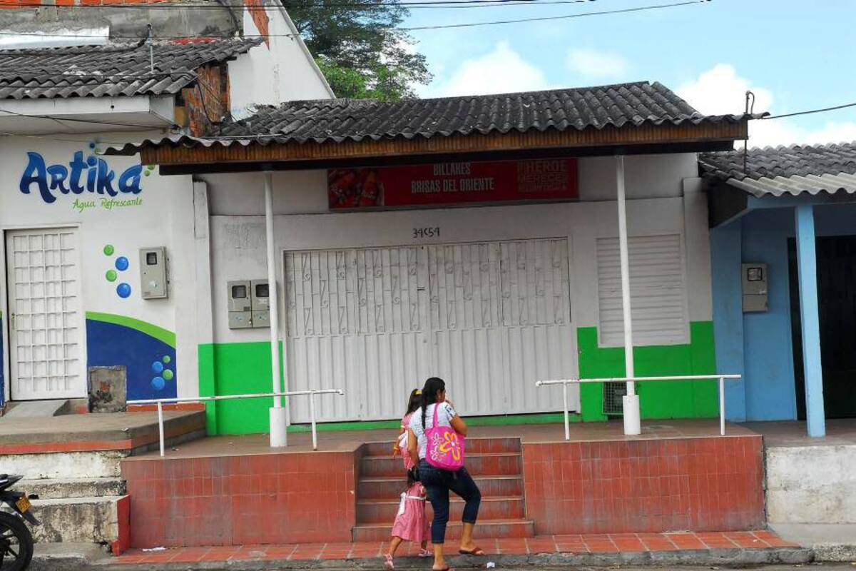 Hombres armados ingresaron a este establecimiento público y dispararon en siete oportunidades contra un grupo de jóvenes que jugaban billar. Después del tiroteo, los responsables huyeron en una motocicleta. (Foto: Javier Alvarado/VANGUARDIA LIBERAL)