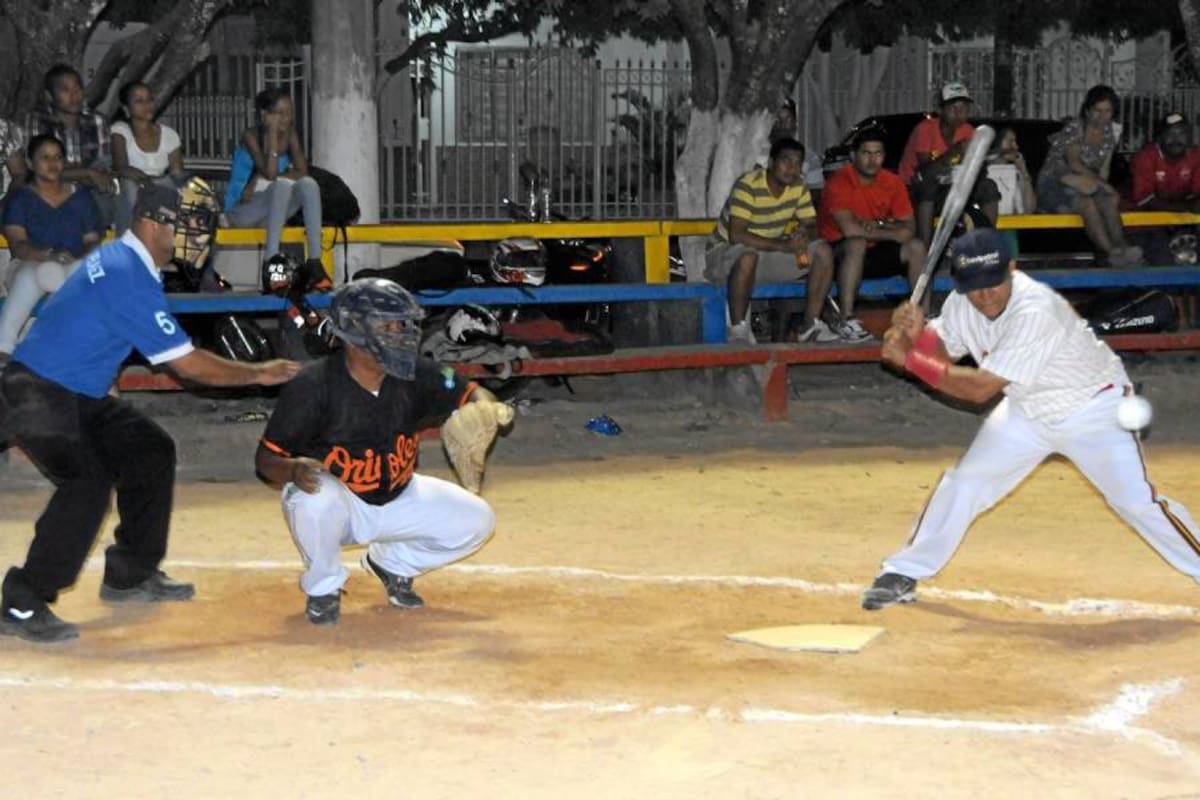 En la jornada sabatina G.T.G. (A) derrotó a Orioles y sigue en la punta de la Copa Reyes Magos de Sóftbol. (Foto: Emmanuel Pérez Ortegón/VANGUARDIA LIBERAL)