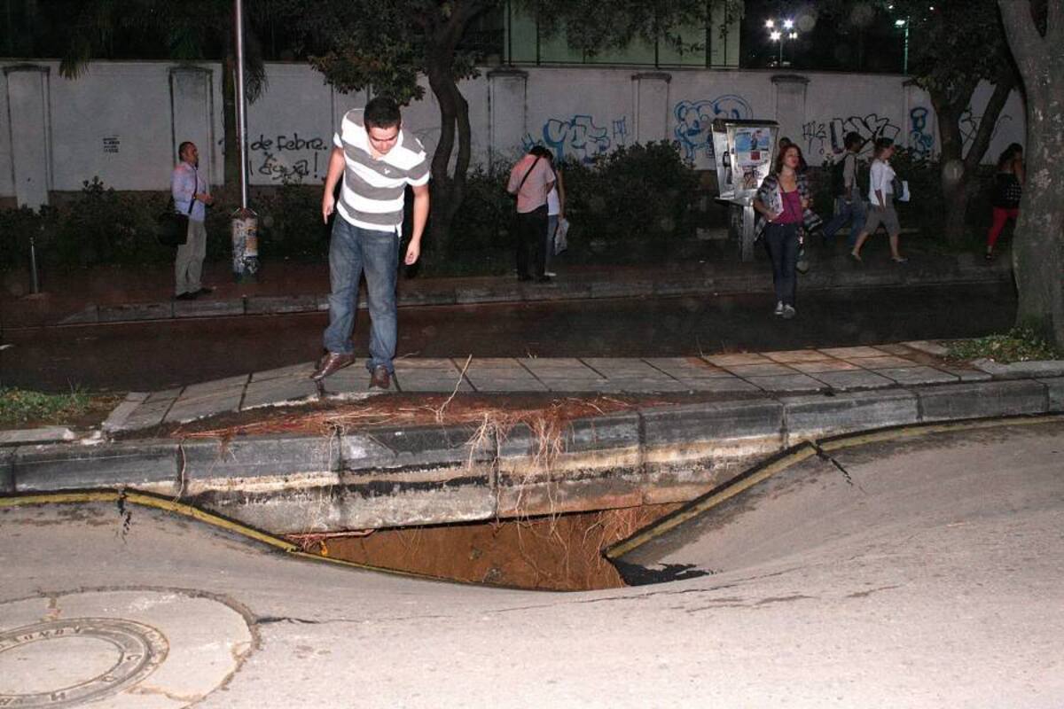 Un grave daño en un tubo de 24 pulgadas de la conducción principal de la red del agua potable, sobre la carrera 33, frente al Club Unión, generó anoche el hundimiento de un buen tramo de la vía. (Foto: Mauricio Betancourt / VANGUARDIA LIBERAL)