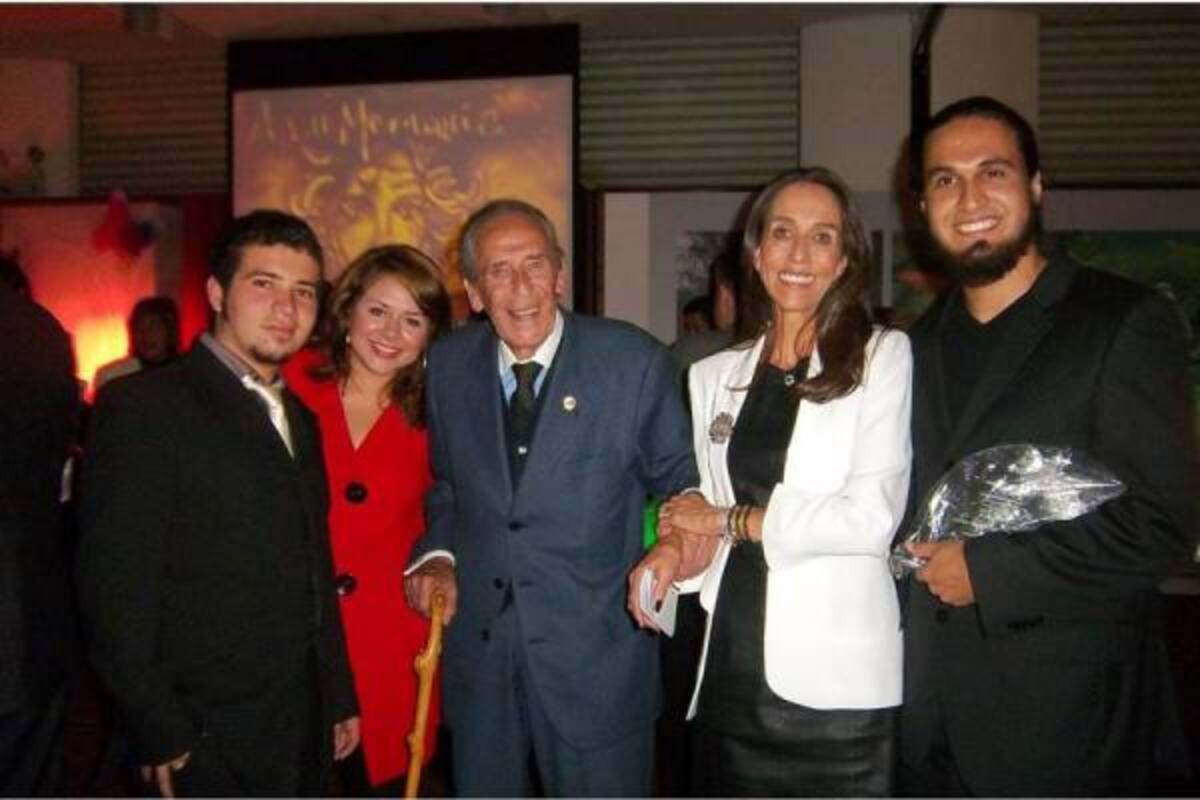 Tras una ceremonia realizada en Bogotá, los estudiantes de quinto semestre de la UMB-ITAE recibieron el primer puesto del Premio de Periodismo Ambiental "Amway 2011". En el registro gráfico aparecen: Danny Miranda Quijano, Laura Calvete Peña y Óscar Delgado Suárez, tres de los alumnos ganadores; acompañados de Álvaro Castaño y Pilar Castaño, expertos ambientales y promotores de este concurso en Colombia.(Foto: / VANGUARDIA LIBERAL)