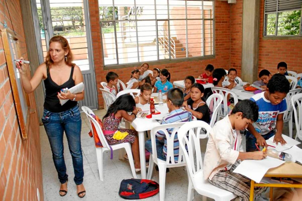 Algunas sillas y mesas rimax fueron entregadas por la Junta de Acción Comunal del barrio El Claveriano, en calidad de préstamo. (Foto: Nelson Díaz / VANGUARDIA LIBERAL)