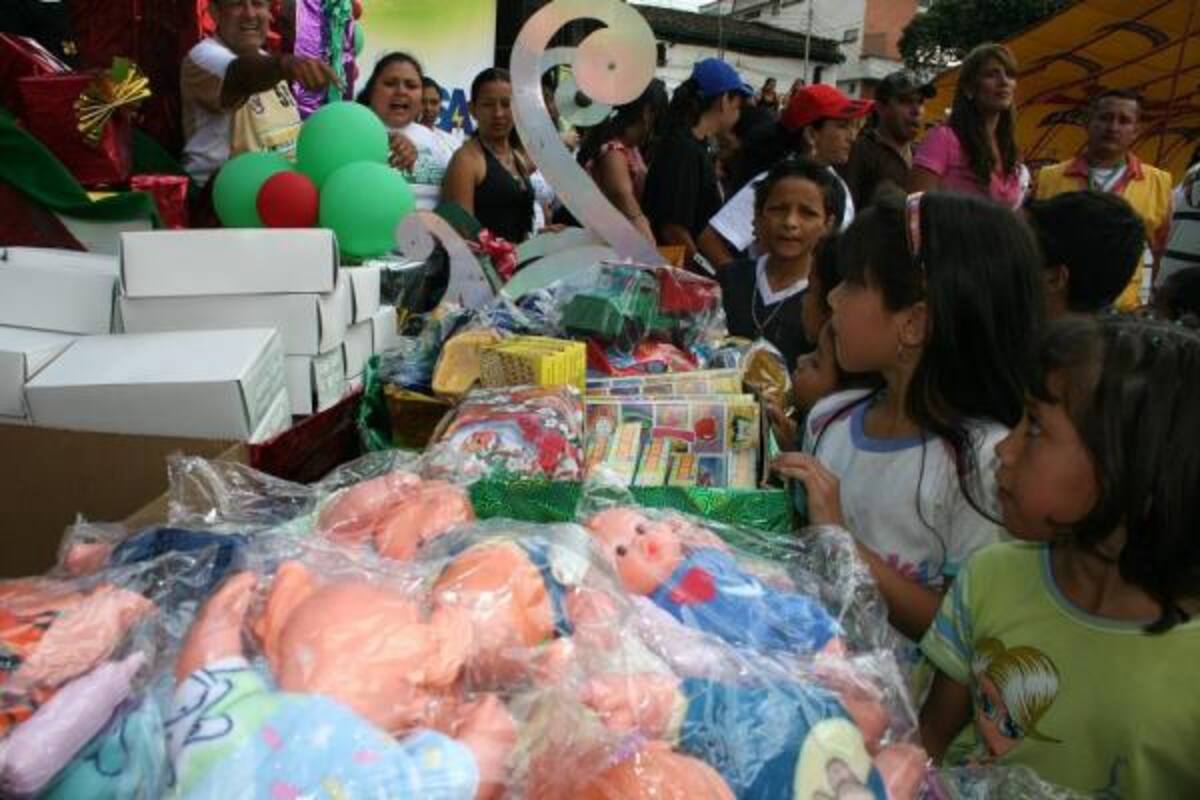 Los niños reciben hoy los juguetes que fueron obsequiados hace varios días en la jornada conocida como el 'Regalotón 2010'.
