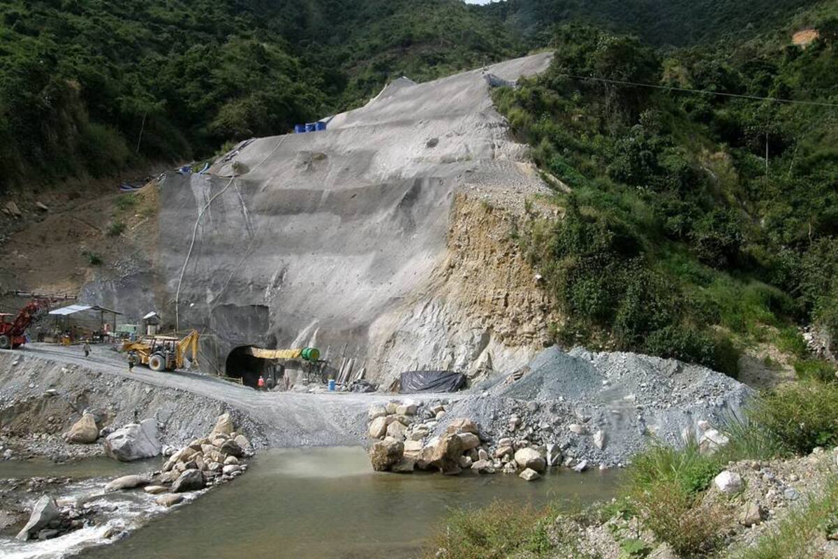 En esta zona se está construyendo el túnel de desvío del río Tona. Su culminación, prevista para febrero del próximo año, es considerado el hito más importante de la obra, pues permitirá comenzar a levantar la presa del Embalse. (Foto: Javier Gutiérrez / VANGUARDIA LIBERAL)