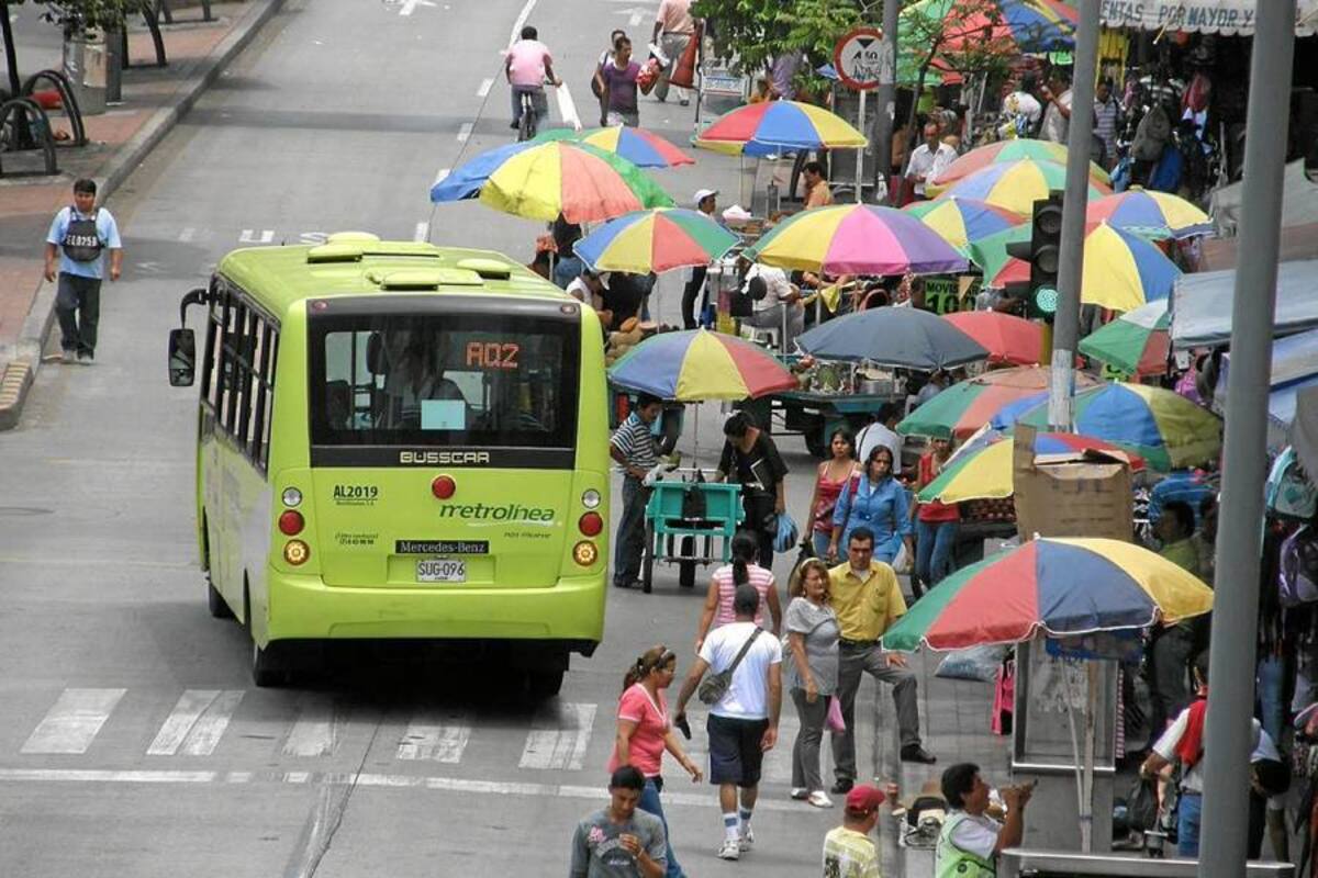 El Centro, Cabecera del Llano, la Ciudadela Real de Minas y San Francisco son las comunas de la capital santandereana más invadidas por las ventas ambulantes. Y la calle 33 y el Paseo del Comercio son los puntos más neurálgicos. (Foto: César Flórez /VANGUARDIA LIBERAL)