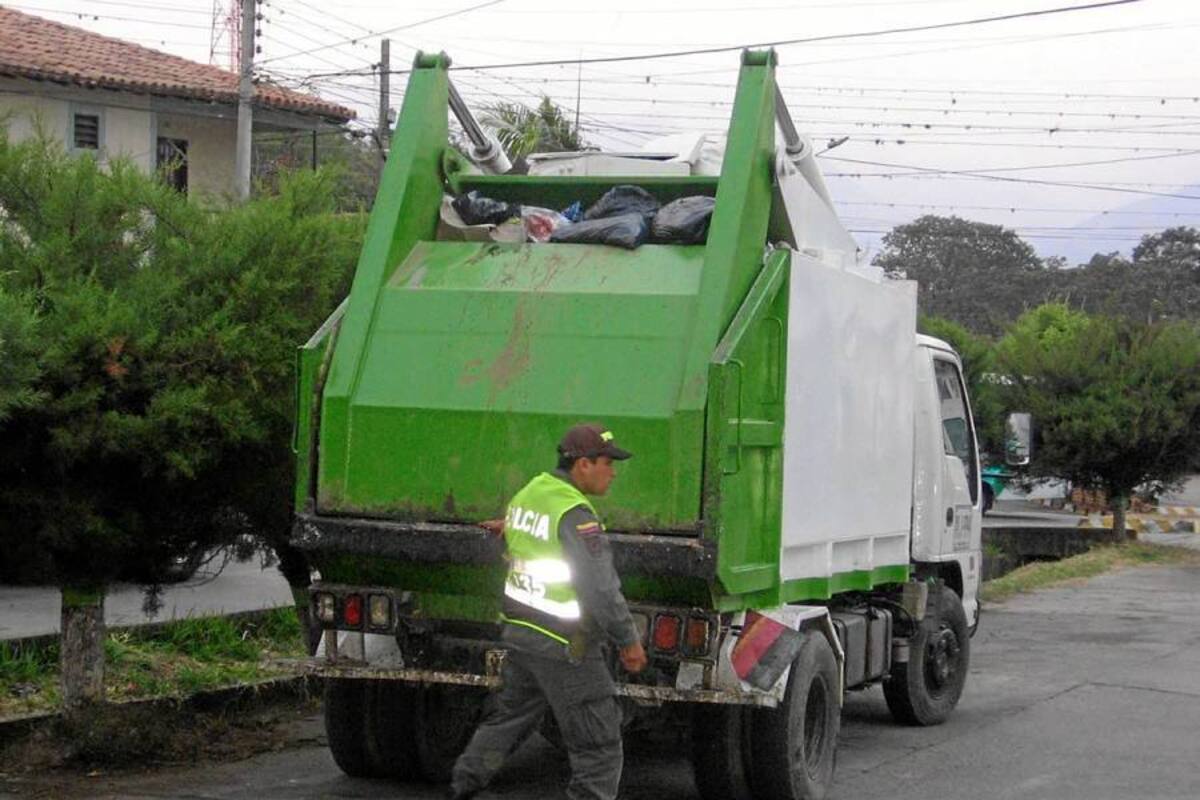 La primera autoridad del Socorro, el alcalde Humberto Corzo, dijo al respecto que “anteriormente le dijo a Sespa Santander que deben tener un sitio adecuado para guardar sus vehículos para que no queden lixiviados o malos olores en las calles”. (Foto: Nancy Milena Gómez Cala /VANGUARDIA LIBERAL)