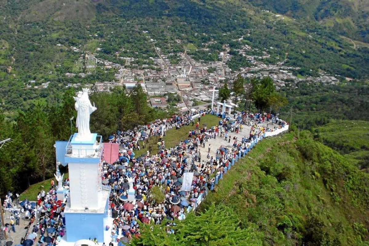 Sacerdotes de diferentes ciudades estarán presentes en la peregrinación al Cerro de María Auxiliadora, en Contratación, evento masivo que se extiende hasta mañana, con el desfile a las 9:00 a.m. con el paso de la virgen por las principales calles y la participación de los colegios y organizaciones locales. Luego se hará una eucaristía. (Foto: Suministrada /VANGUARDIA LIBERAL)