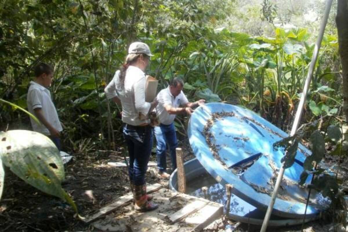 Aspectos de la visita de inspección realizada esta semana a la escuela, en donde los baños permanecen cerrados.(Foto: Suministrada/VANGUARDIA LIBERAL)