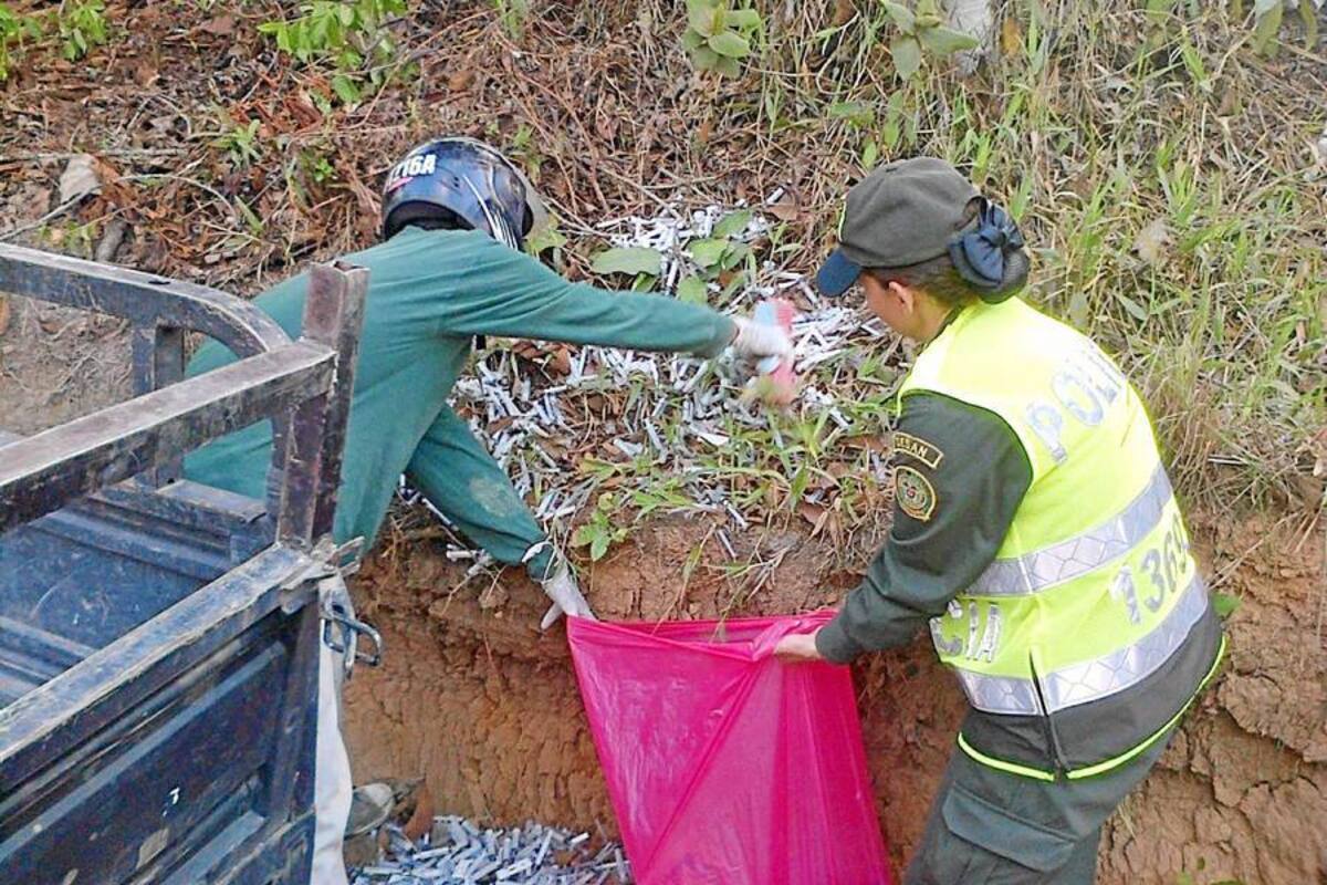 Personal de la Policía Nacional recogió los desechos quirúrgicos que fueron abandonados en cercanías de la Villa Olímpica del Socorro, (Foto: Suministrada Policía Nacional/VANGUARDIA LIBERAL)