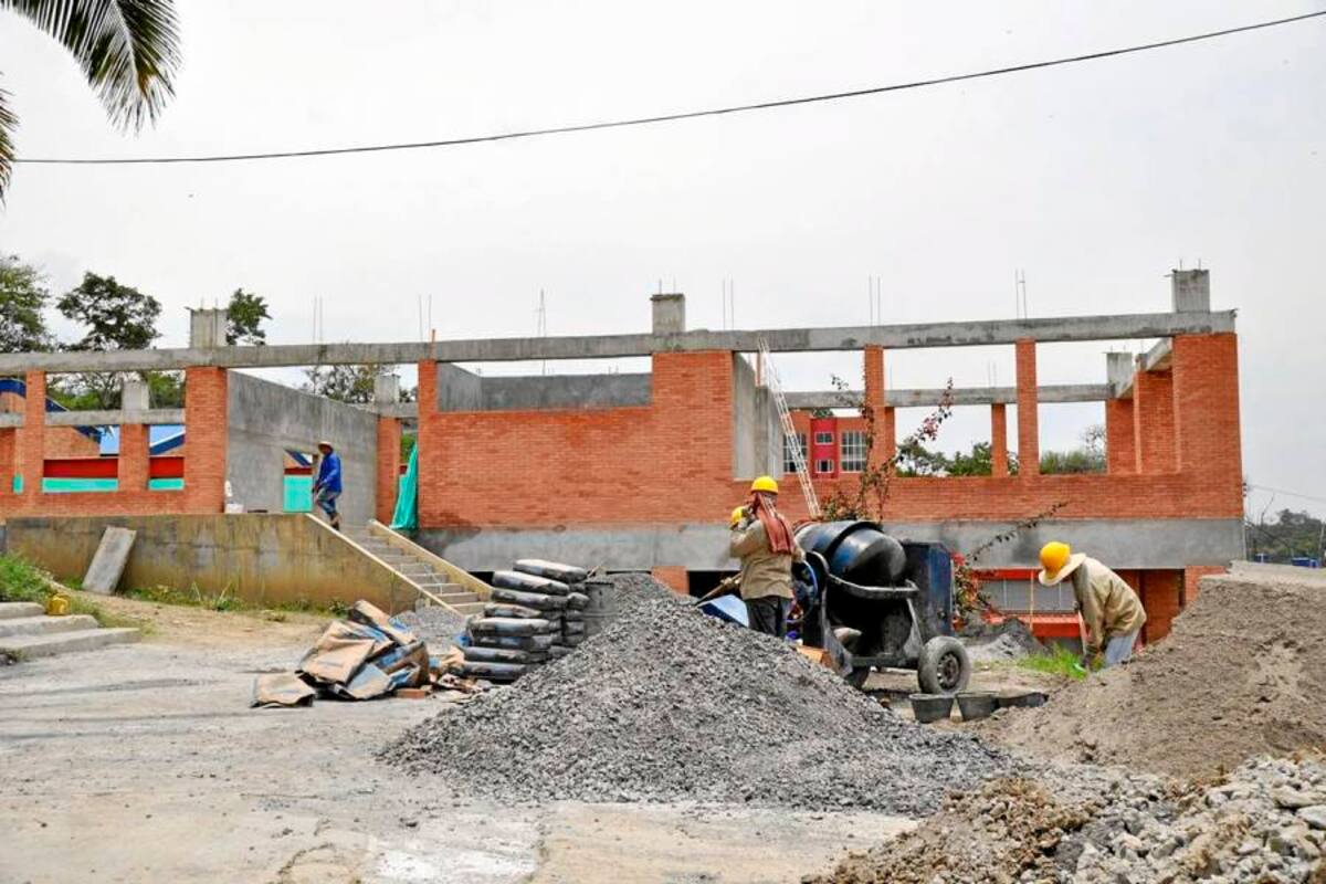 Obras que fueron reiniciadas recientemente en el Instituto Técnico Industrial del Socorro, donde se invierten $2.088 millones de pesos, de la gobernación de Santander. (Foto: Luis Fernando Martínez Vargas/VANGUARDIA LIBERAL)