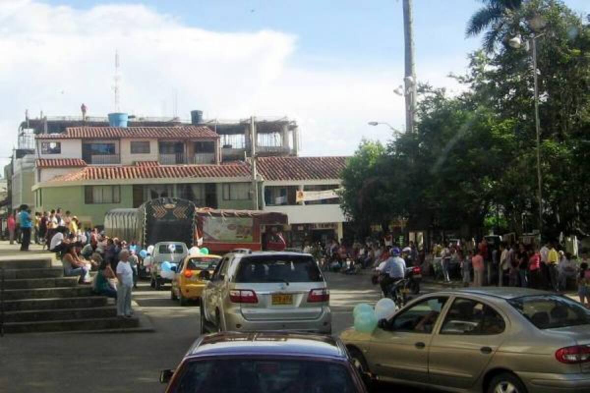 Cerca de 500 Vehículos, en su gran mayoría decorados por sus conductores, hicieron parte del desfile para recibir la bendición frente al atrio de la Concatedral del Socorro, antes de seguir hacia la gruta de la Guayacana, donde se realizó la ceremonia tradicional de la Fiesta de la Virgen del Carmen. (Foto: Nancy Gómez/VANGUARDIA LIBERAL )