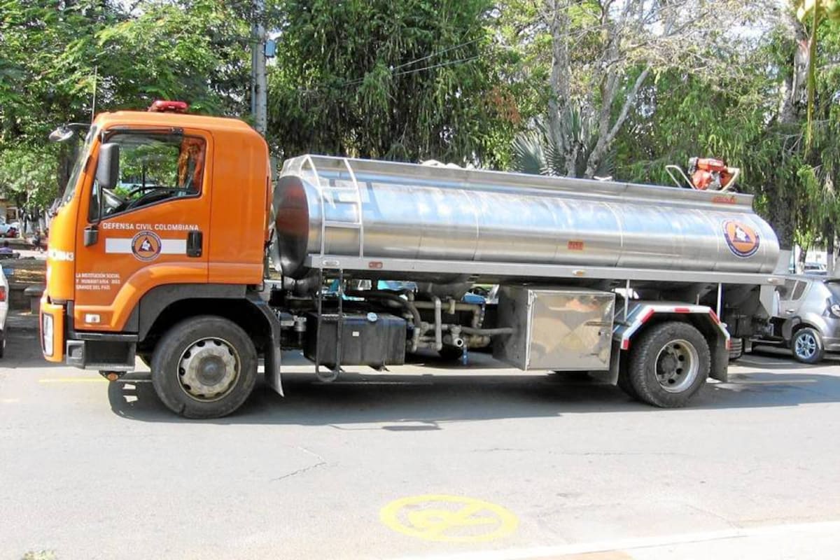 Este es el carro tanque de la Defensa Civil Colombiana, con el cual se está llevando agua a barrios y sectores rurales del Socorro. (Foto: Luis Fernando Martínez Vargas/VANGUARDIA LIBERAL)