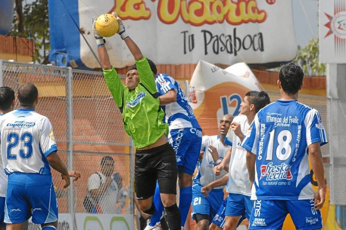 El arquero de Copetran, Carlos Urquijo, fue una de las figuras de su equipo, no sólo evitó la caída de su valla, sino que fue el artífice de los dos puntos obtenidos por el cuadro ‘transportador’ al atajar dos cobros desde el punto penal en la definición. (Foto: Jaime del Río / VANGUARDIA LIBERAL)