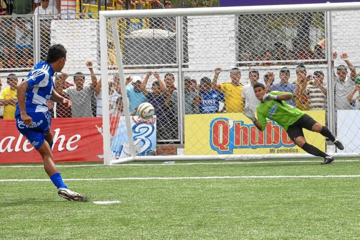 Wilder Medina ejecutó el quinto cobro desde el punto penal para UCC – Restrepo & Restrepo – Mansión del Fraile, y mantuvo a su equipo con vida, pero no fue suficiente para ganar la definición ante Copetran. (Foto: Jaime del Río / VANGUARDIA LIBERAL)