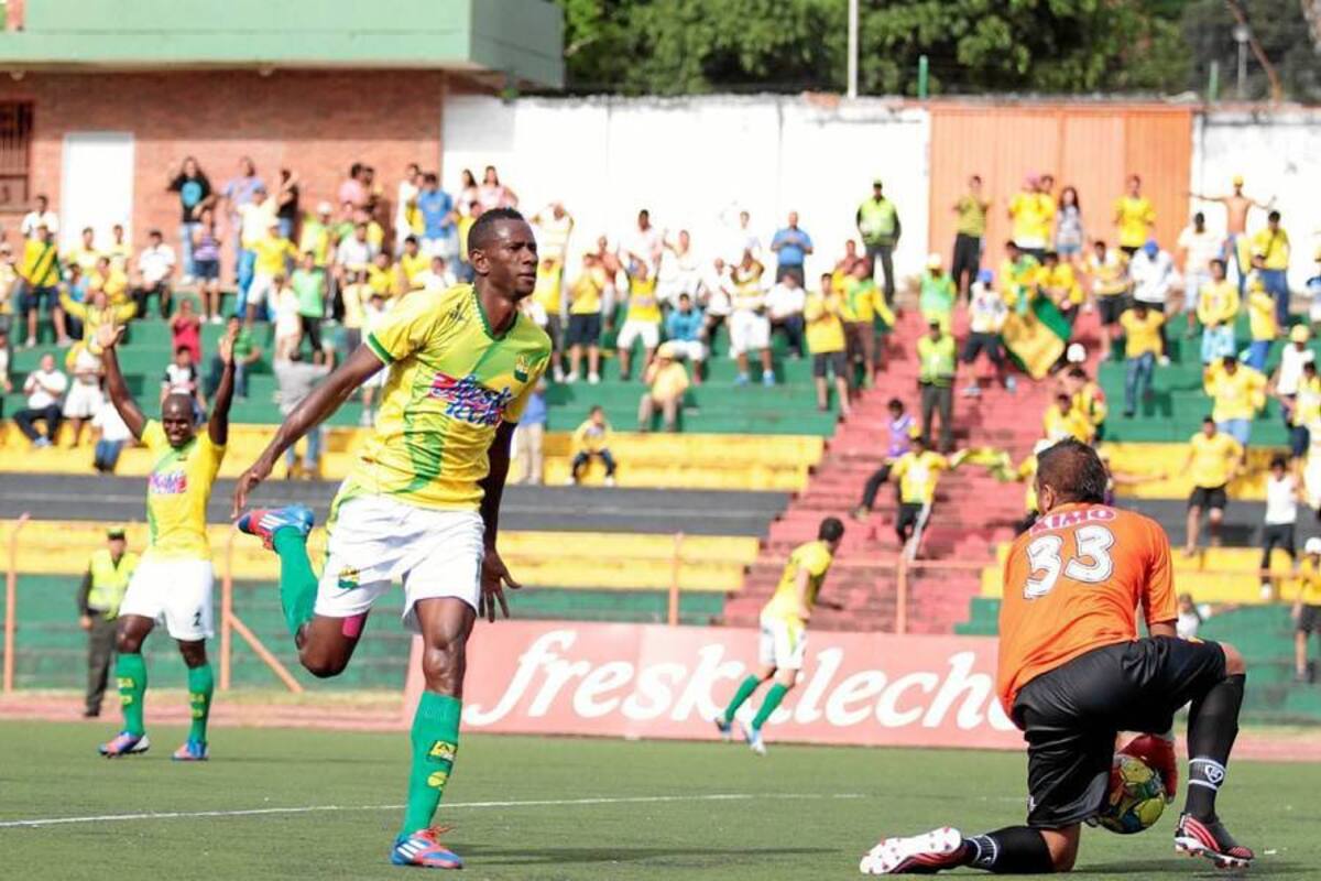 José Largacha, sin lugar a dudas, fue la gran figura del Bucaramanga en la victoria 2 – 0 sobre el Pereira en el cierre de la fecha 12 del Torneo Postobón. El jugador corrió durante los 90 minutos, abrió la cancha por el costado izquierdo, anotó el primer tanto y generó la jugada que terminó en el segundo y definitivo. (Foto: Javier Gutiérrez / VANGUARDIA LIBERAL )