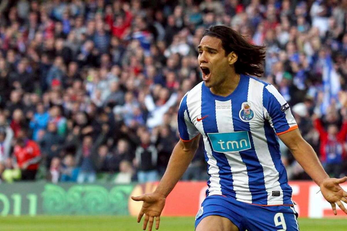 Radamel Falcao García dejó el Oporto para fichar por el Atlético de Madrid, club que pagó 40 millones de euros por la operación, cifra que convierte al samario en el jugador nacional más cotizado de todos los tiempos. El delantero haría pareja con Diego Forlán, aunque la prensa acerca al uruguayo al Inter de Milán. (Foto: Archivo / VANGUARDIA LIBERAL )