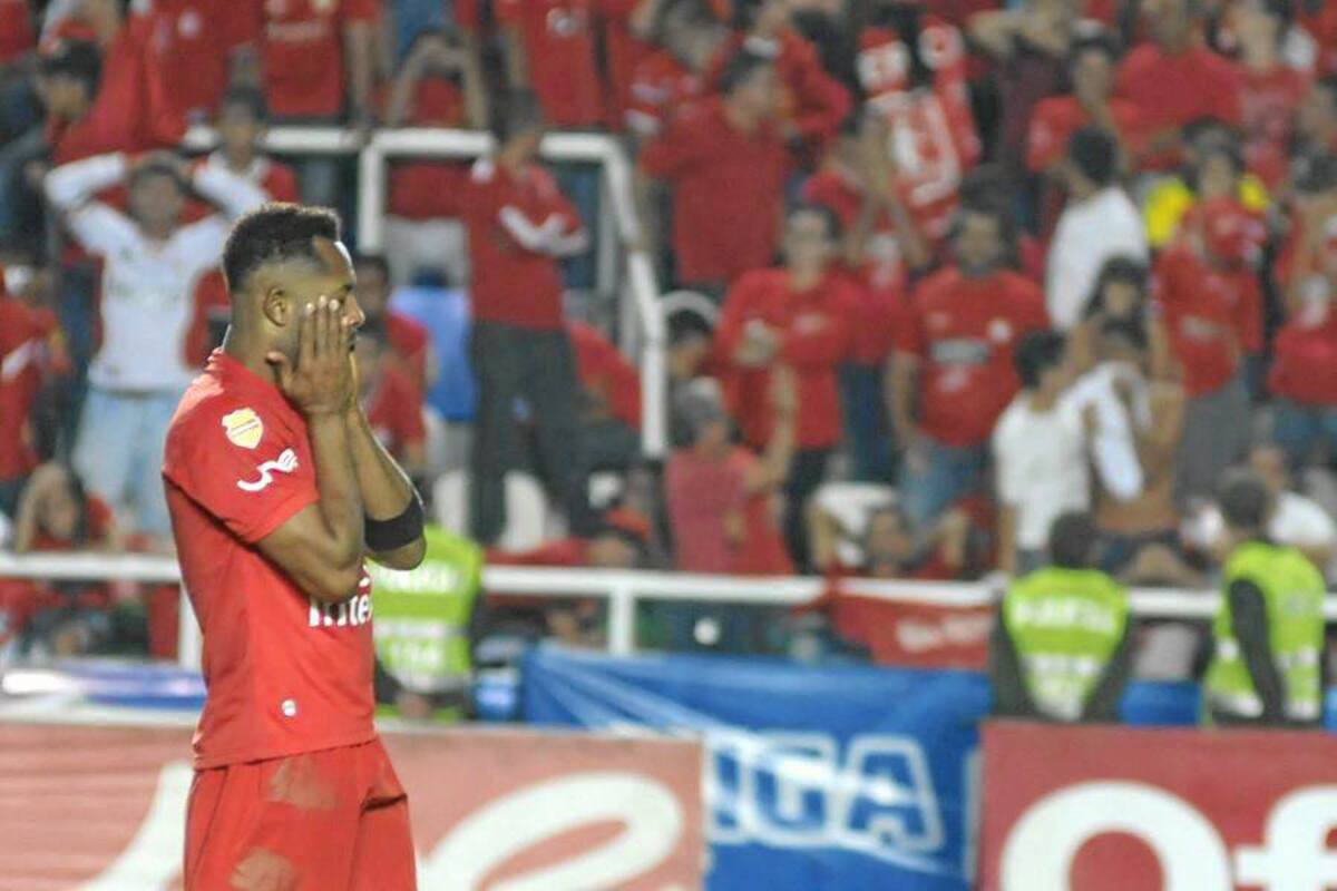 América de Cali perdió la categoría al caer en la promoción ante Patriotas y se convirtió desde la noche del sábado en nuevo inquilino del Torneo Postobón, certamen en el que será, sin duda alguna, el rival a vencer, junto con Deportivo Pereira, para el Atlético Bucaramanga, en sus aspiraciones de retornar a la máxima categoría del fútbol colombiano. (Foto: Colprensa / VANGUARDIA LIBERAL)