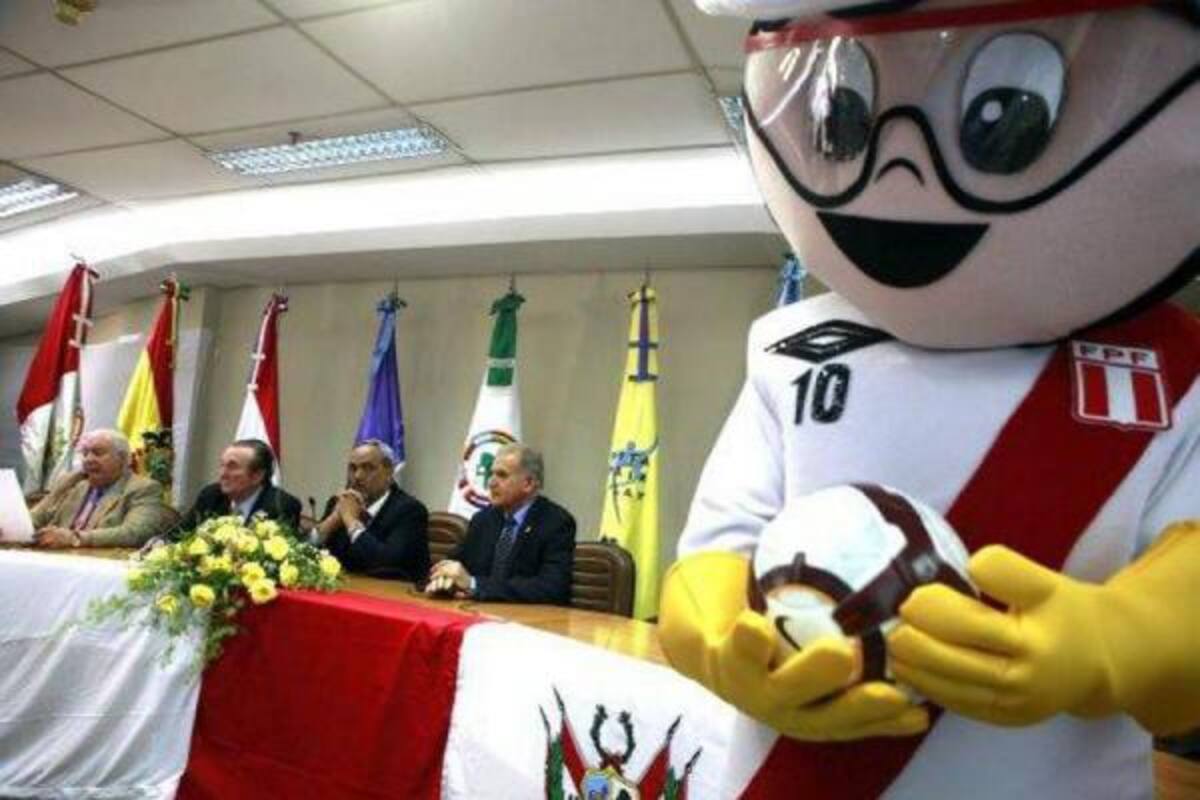 En Asunción, Paraguay, se realizó ayer el sorteo del Campeonato Suramericano Sub 20 que se desarrollará en Perú a comienzo del año entrante. Al evento asistieron los presidentes de las federaciones participantes como Luis Bedoya en el caso de Colombia. El acto estuvo presidido por Nicolás Leoz, presidente de la Conmebol.(Foto: Tomada Internet / VANGUARDIA LIBERAL )