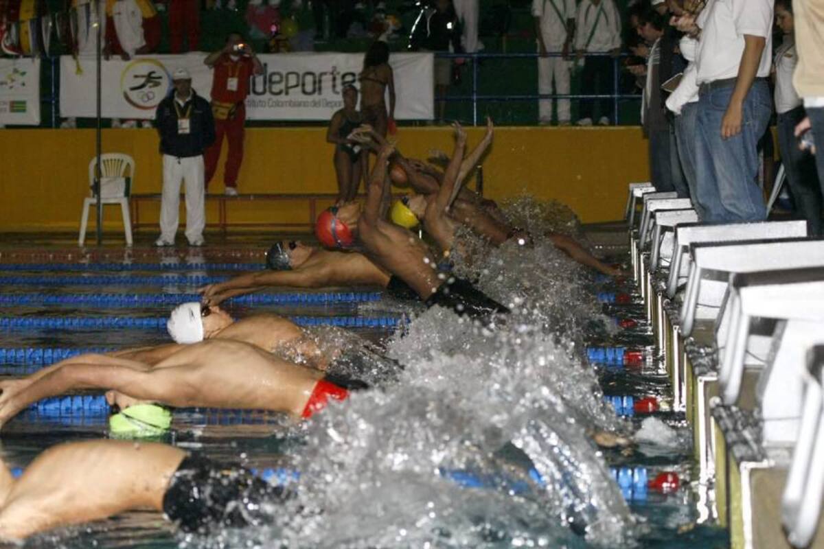 La lluvia no pudo enfriar el ánimo de los nadadores, que dieron todo de sí para quedarse con las medallas de oro. El santandereano José Abuchaibe Manzano (abajo) ganó los 50 metros libres. (Foto: César Flórez / VANGUARDIA LIBERAL )