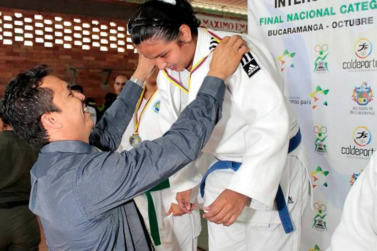 Baudilio Hernández, entrenador de la Liga Santandereana de Judo, premió a la local Laura Morelia Uribe Riveros, quien ganó el primer oro de los XXXII Juegos Intercolegiados Nacionales Coldeportes, Categoría A. (Foto: Suministrada / VANGUARDIA LIBERAL )