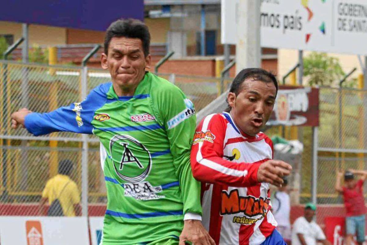 Equipos Industriales igualó 1 – 1 en el tiempo reglamentario frente a Mulatas, pero desde el punto penal se quedó con un punto más, que los tienen en el segundo lugar del Grupo A. (Foto: Nelson Díaz/VANGUARDIA LIBERAL)
