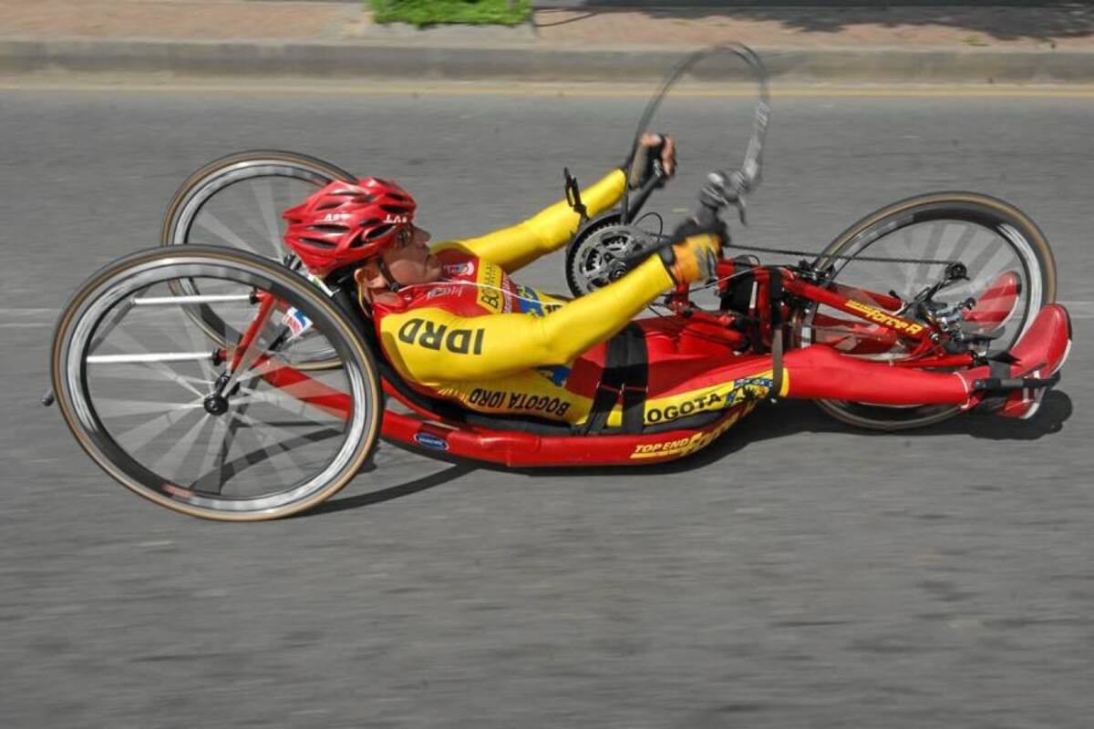 Álvaro Alfonso López, de Cundinamarca, lideró de principio a fin en la modalidad de ‘handbike’ y llegó primero al Parque de Los Niños. (Foto: Jaime del Río / VANGUARDIA LIBERAL )