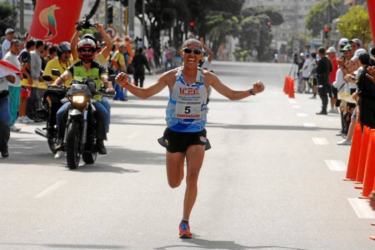 Alirio Carrasco sorprendió a los atletas internacionales, entre ellos tres keniatas y se convirtió en el primer ganador de la Carrera Atlética Internacional Bucaramanga 389 años. (Foto: Jaime del Río / VANGUARDIA LIBERAL )