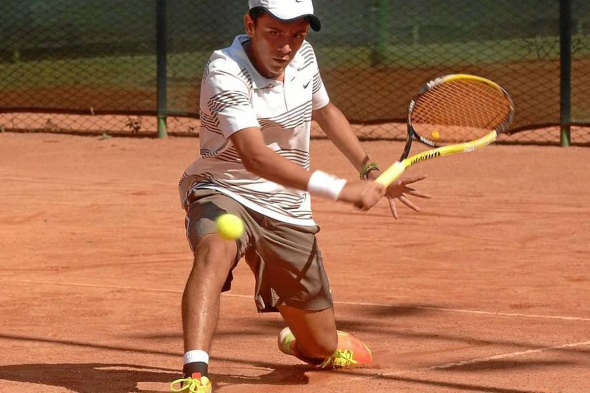 Los tenistas Iván Andrés Freire Figueroa, en la categoría 16 años, y María José Barrera, en 12 años, se coronaron ayer campeones del Torneo Nacional Grado 5, disputado en las canchas del Club Campestre de Bucaramanga. (Foto: Jaime del Río / VANGUARDIA LIBERAL)
