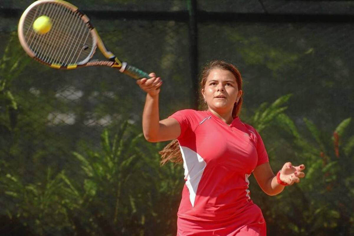 Los tenistas Iván Andrés Freire Figueroa, en la categoría 16 años, y María José Barrera, en 12 años, se coronaron ayer campeones del Torneo Nacional Grado 5, disputado en las canchas del Club Campestre de Bucaramanga. (Foto: Jaime del Río / VANGUARDIA LIBERAL)