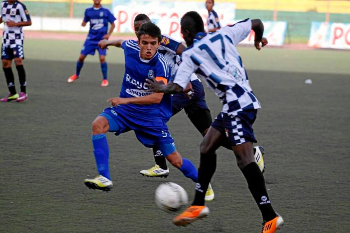 A pesar de dominar la mayor parte del juego, Real Santander perdió 2 – 1 en condición de local ante Boyacá Chicó en el partido de ida de la tercera ronda del Campeonato Postobón Sub 19, evento que entrega cupo para la Copa Libertadores Sub 20. (Foto: Nelson Díaz / VANGUARDIA LIBERAL )