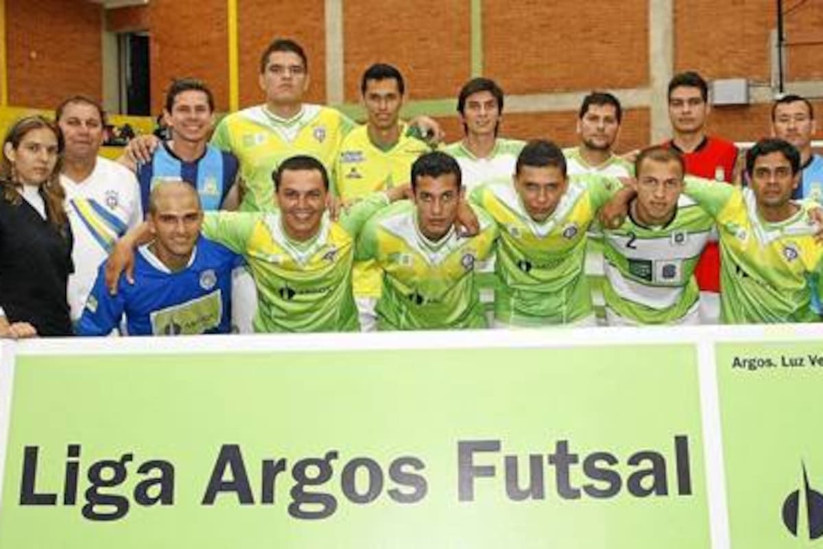Este es el grupo de jugadores y cuerpo técnico del Real Bucaramanga de fútbol sala, que hoy empieza su participación en la III Liga Argos. EN la gráfica aparecen de pie, de izquierda a derecha Sandra Quintero (fisioterapeuta), René Rincón Torres (técnico) Carlos Verano, Jhonathan Cáceres, Diego Pinzón, Julián Dueñas, Diego Vargas, Mario Bello y Rodolfo León; hincados, en el mismo orden, Sergio Roballo, Ricardo Pinto, Camilo Rincón, Anderson Castellanos, Pablo Suárez y Carlos Acuña. (Foto: César Flórez / VANGUARDIA LIBERAL)