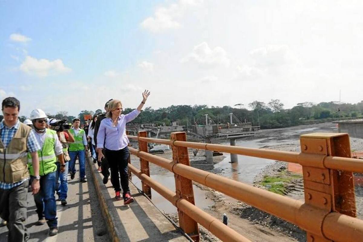 La ministra de Transporte Cecilia Álvarez Correa inspeccionó parte de las obras que se ejecutan por el puente Sogamoso en el proyecto de la Ruta del Sol en Santander. (Foto: Suministrada/VANGUARDIA LIBERAL)