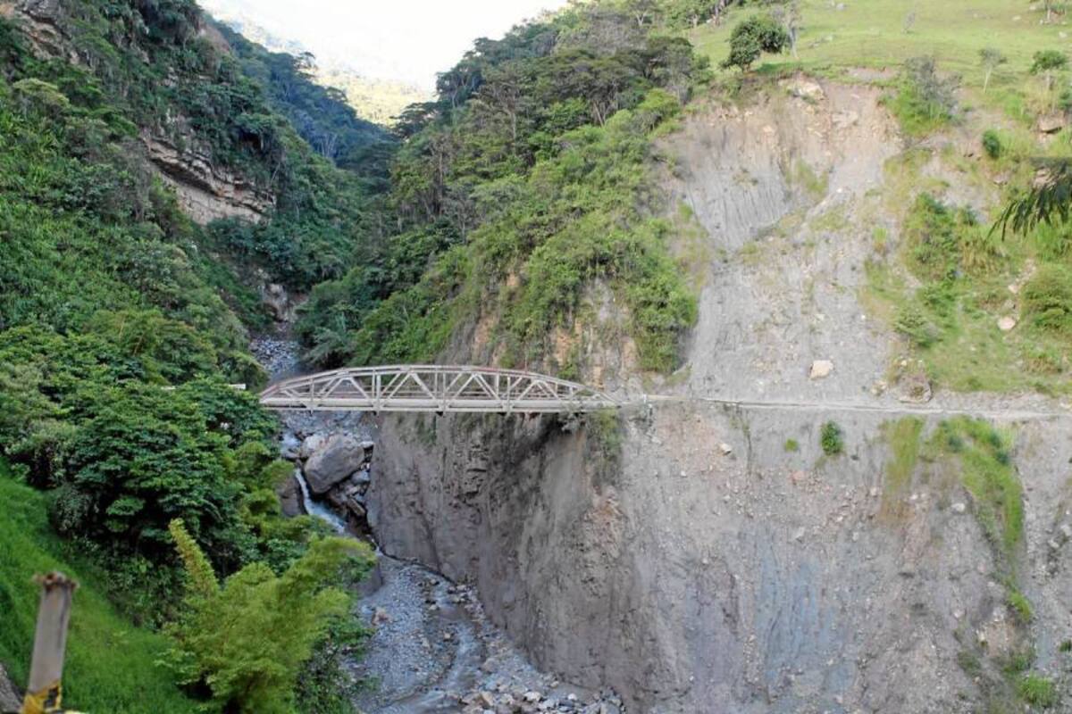 El puente la Lisgaura es uno de los puntos críticos del tramo, cerca de 2, 5 kilómetros de este sector están sobre la falla de San Andrés, que registra constante movimiento. (Foto: Archivo/VANGUARDIA LIBERAL )