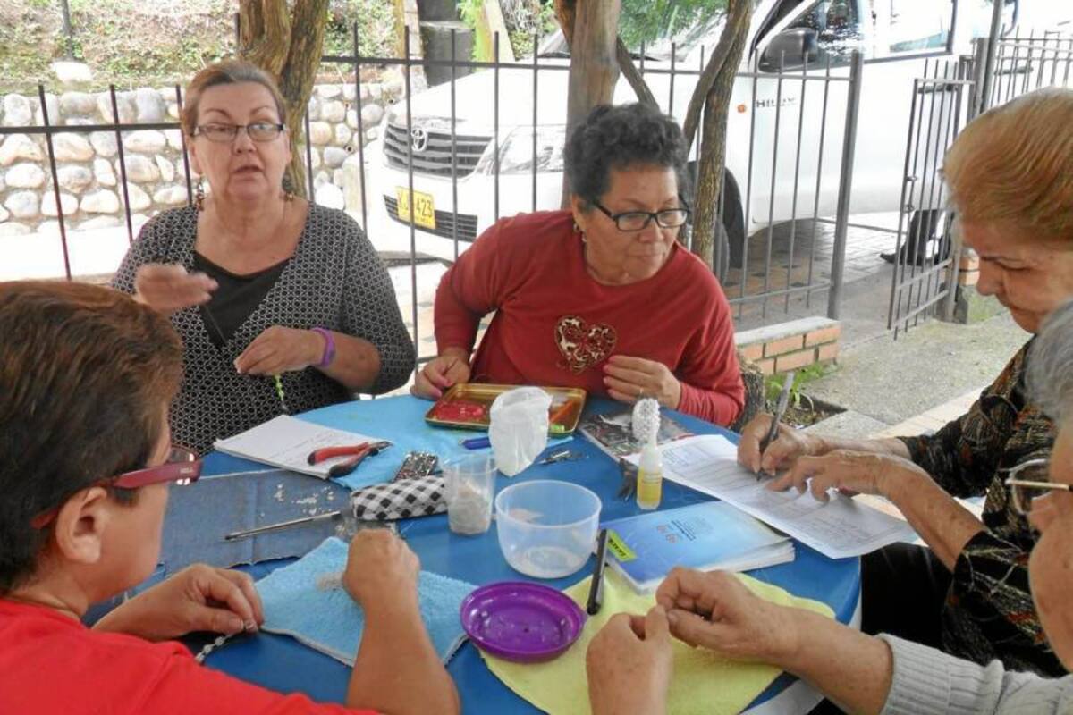 Inician capacitación en bisutería para mujeres