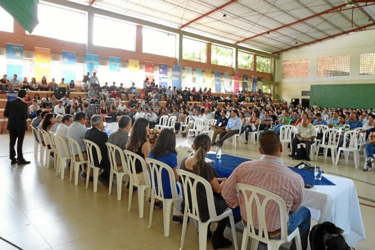 Aspectos de la inauguración del VIII Encuentro Departamental de Semilleros de Investigación que contó con la presencia del alcalde local Álvaro Josué Agón Martínez, el Secretario de Gobierno, Israel Torres Chacón; directivas de la institución anfitriona e instituciones participantes, Coordinadores de la RedColsi nacionales y regionales y estudiantes y docentes de colegios y universidades de Bucaramanga, Socorro, San Gil, Barrancabermeja y Norte de Santander. (Foto: Nancy Acuña R./VANGUARDIA LIBERAL)