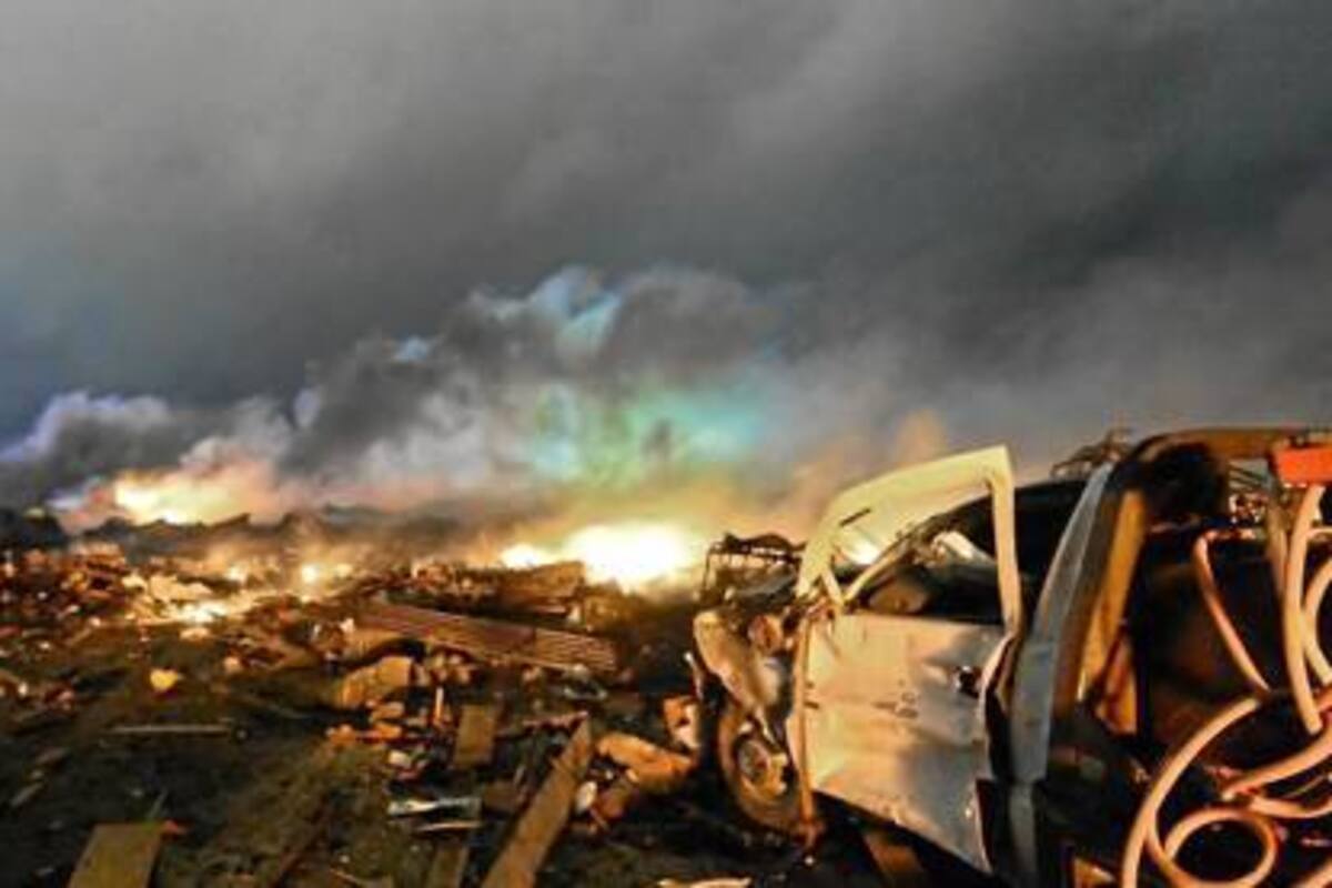 Tras una noche agotadora, los socorristas continuaban en la mañana de ayer esforzándose por manejar la situación en el lugar, mientras que el fuego aún seguía devastando las instalaciones de la planta. (Foto: AFP / VANGUARDIA LIBERAL)