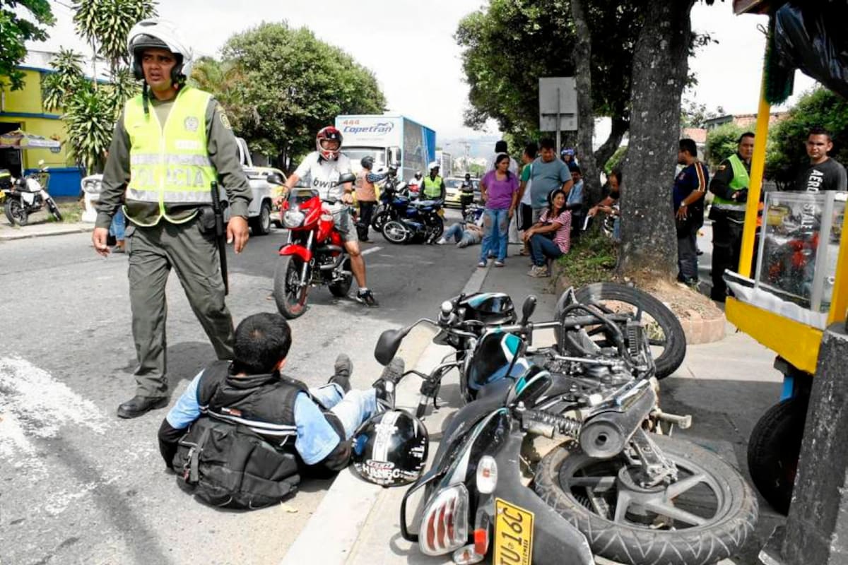Los heridos del choque entre las tres motocicletas fueron auxiliados por la Defensa Civil que los trasladó a la Clínica La Merced donde se recuperan. (Foto: Marco Valencia/ VANGUARDIA LIBERAL)