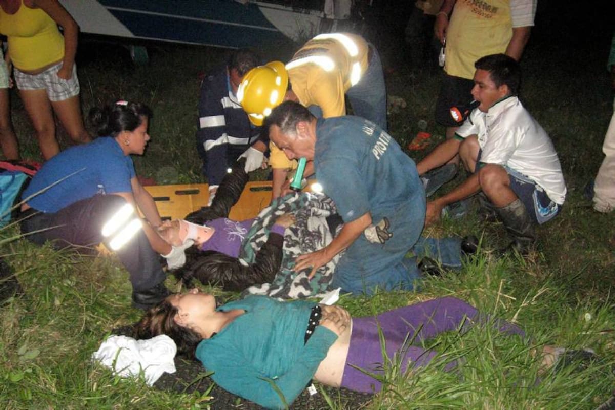 En el sitio del accidente murió un pasajero y el otro falleció mientras recibía atención médica en el Hospital de Aguachica. (Foto: Álvaro Rodríguez/VANGUARDIA LIBERAL)
