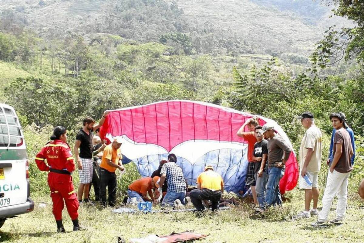 La víctima fue auxiliada tras caer en un lote localizado en el kilómetro 1 en la vía que de Floridablanca conduce a Acapulco. (Foto: Marco Valencia/VANGUARDIA LIBERAL )