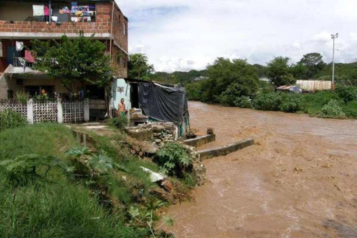 La línea 123 es la disponible y gratuita, los organismos de socorro están para atender las emergencias las 24 horas del día. La imagen muestra los asentamientos que están a orillas del Río de Oro, en Girón.(Foto: Javier Gutiérrez/VANGUARDIA LIBERAL )