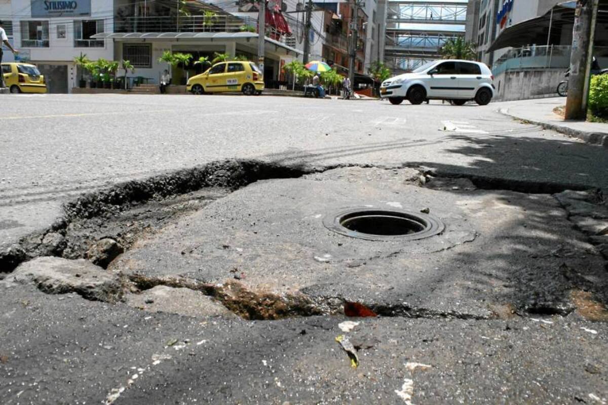 Un gran cráter se encuentra en la carrera 26 con calle 30 frente al centro comercial de Cañaveral. (Foto: FOTOS.Mauricio Betancour/VANGUARDIA LIBERAL )