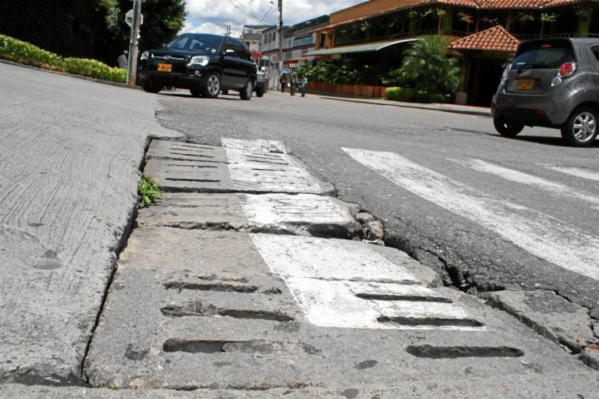 A los huecos de la calle se suma el deterioro que presentan unas alcantarillas sueltas, lo que representa un peligro para los conductores.