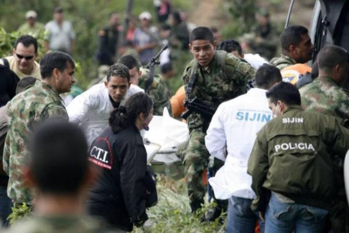La Sijín y el CTI se encargaron de hacer el levantamiento de los cadáveres. Tras un trabajo de varias horas los organismos de socorro lograron rescatar los cuerpos de los ocupantes.(Foto: Jaime del Río/VANGUARDIA LIBERAL )