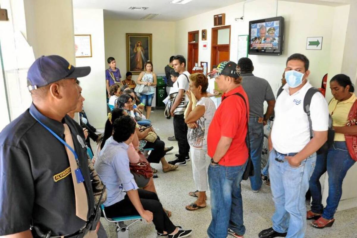 Los afiliados al régimen subsidiado en salud, que están en la EPS Cajasan deben acercarse al Centro Cultural a partir de éste lunes a realizar su traslado. (Foto: Archivo/VANGUARDIA LIBERAL)