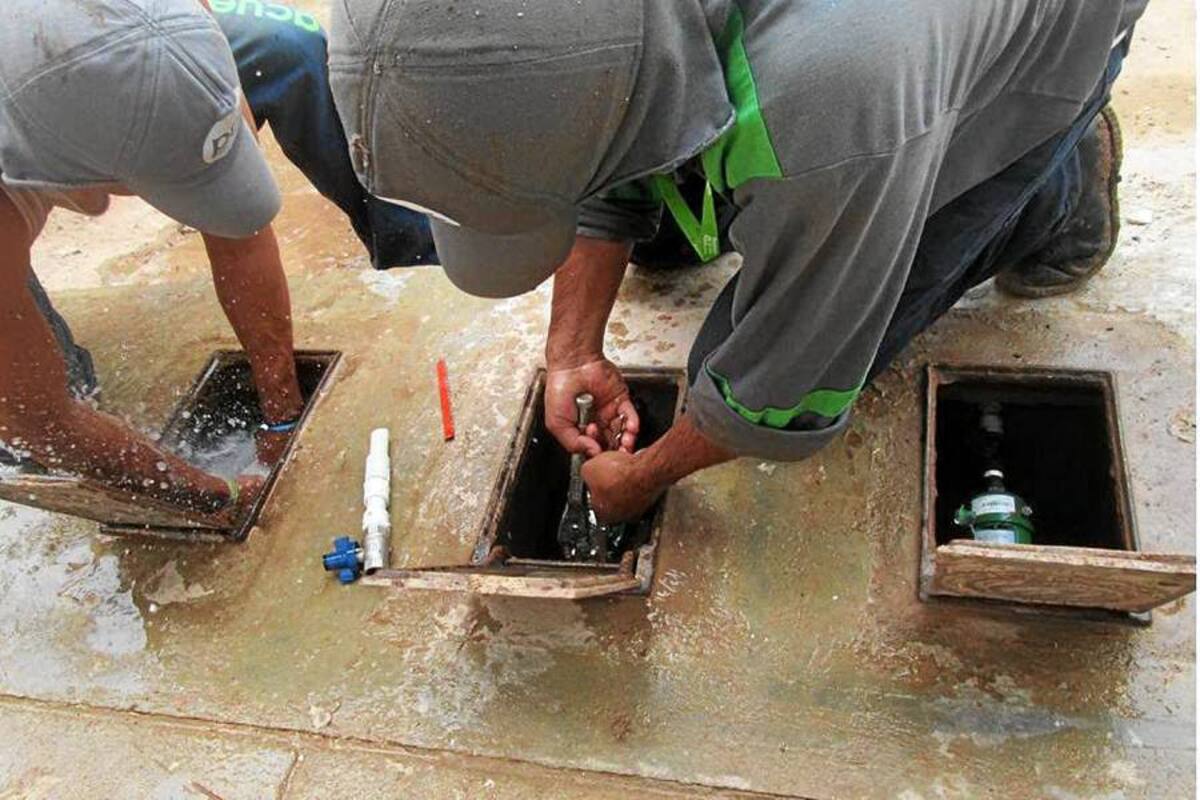 Funcionarios del Grupo Antifraude de la PDS avanzan con el plan de cortes para quienes tienen conexiones ilegales (Foto: Suministrada/ VANGUARDIA LIBERAL )
