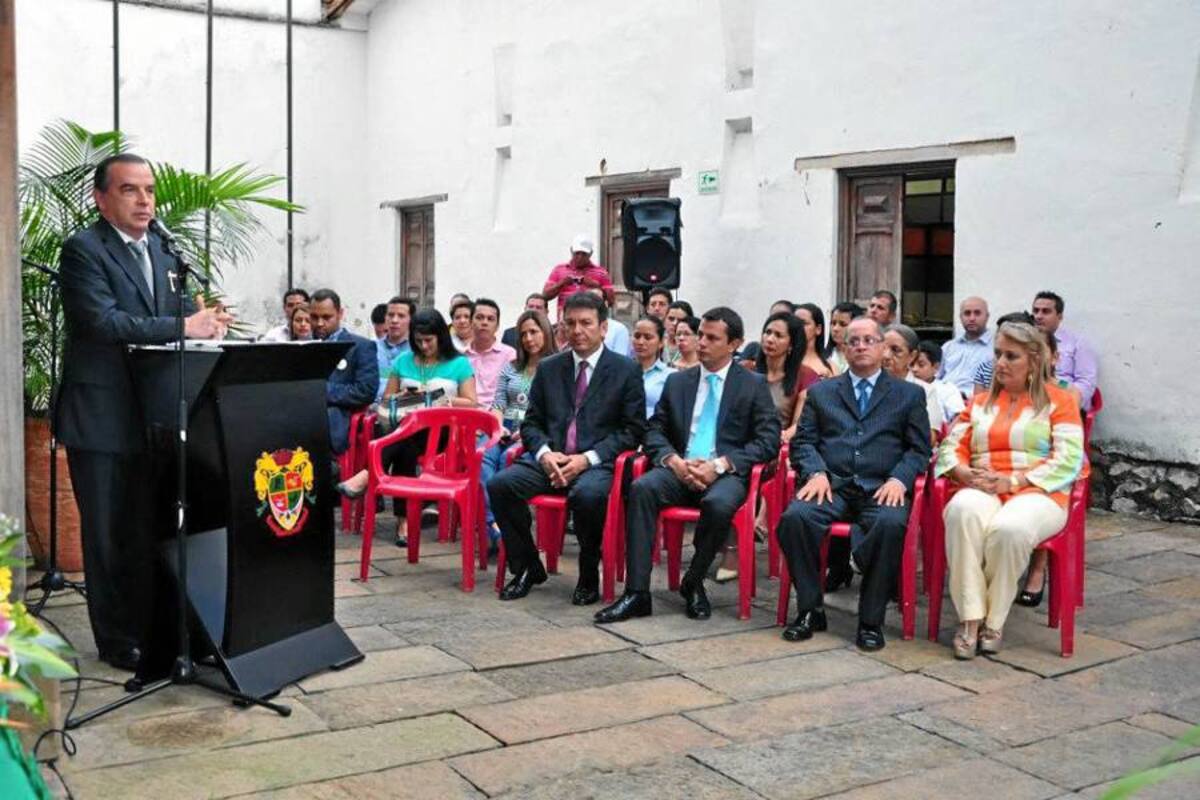 En el patio del Palacio Municipal se llevaron a cabo los nuevos nombramientos (Foto: Suministrada/ VANGUARDIA LIBERAL )