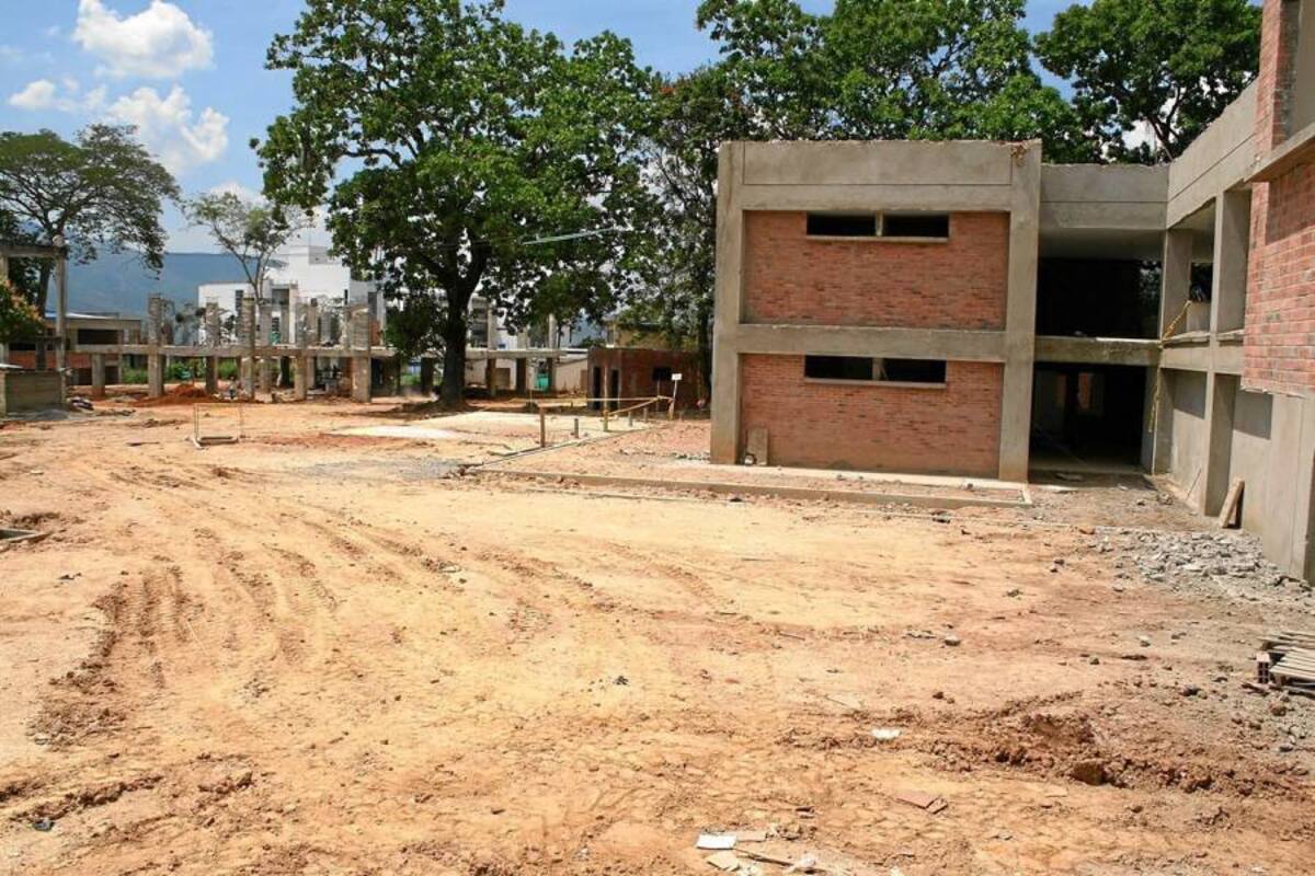 Preocupados se encuentran los padres de familia de los estudiantes del colegio Promoción Social ante las demoradas obras de modernización de la estructura. (Foto: Mauricio Betancourt/ VANGUARDIA LIBERAL )